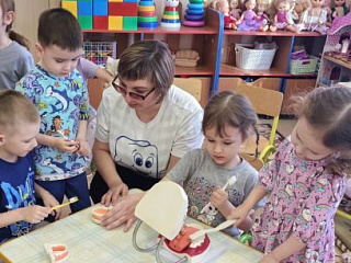 Встреча с улыбкой: дошкольники и стоматологи.