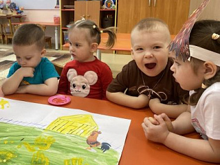 Как малыши учатся рисовать ладошками.