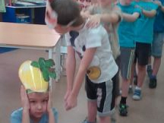 В декабре в  группе «Золотая рыбка» продолжились  занятия  в театральном кружке «В гостях у сказки».