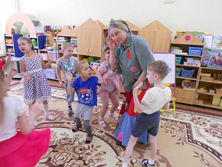 Мы играем и поем, вместе весело живём!