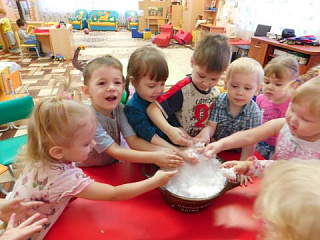 На этой недели дети группы «Пчёлки» познакомились со свойством снега.