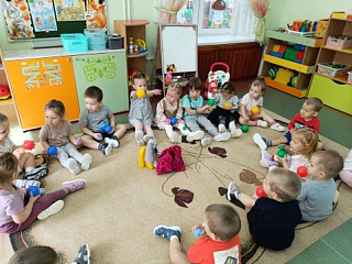 "Зайка серый - чёрный нос Деткам он мячи принёс"