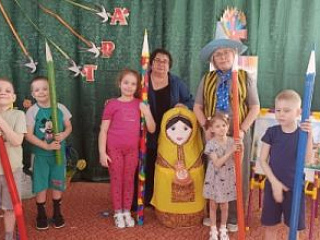 «В день цветных карандашей, много дел у малышей…»