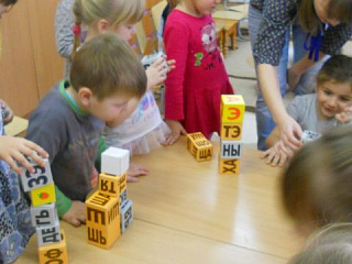 В соответствии с планом работы по технологии «Кубики Зайцева» дети  в группе «Колокольчики» продолжили учиться.
