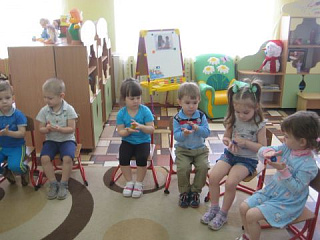 Гладь мои ладошки, еж.